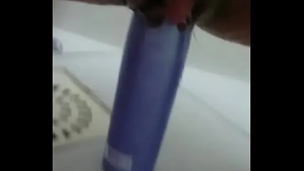 Veľké Stuffing the shampoo into the pussy and the growing clitoris klipy