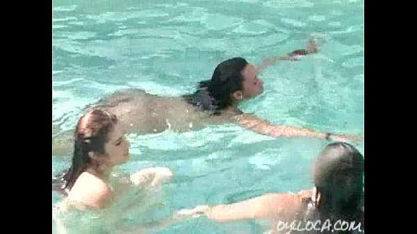 Die geile Samantha Cruz fickt einen Typen, während ihre nackten Freundinnen schwimmen