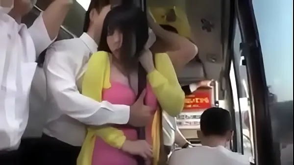 Store young jap is seduced by old man in bus drevklip