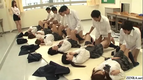 Zukünftiger obligatorischer Sex in Japan in der Schule mit vielen unberührten Schulmädchen, die missionarischen Sex mit Klassenkameraden haben, um die Bevölkerung in HD mit englischen Untertiteln zu erhöhen