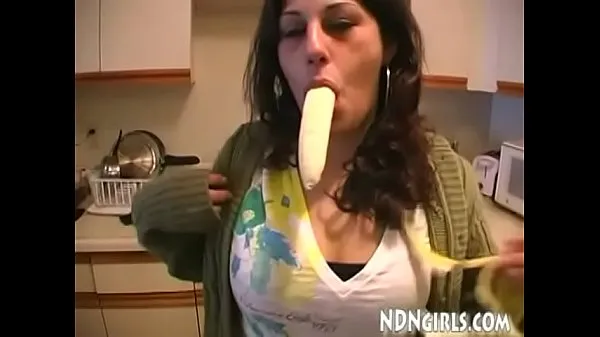 Große Ein indianisches Mädchen, das es gewagt hat, eine große Banane zu lutschen, gibt in der Küche einen großen schwarzen Schwanz-BlowjobDrive-Clips