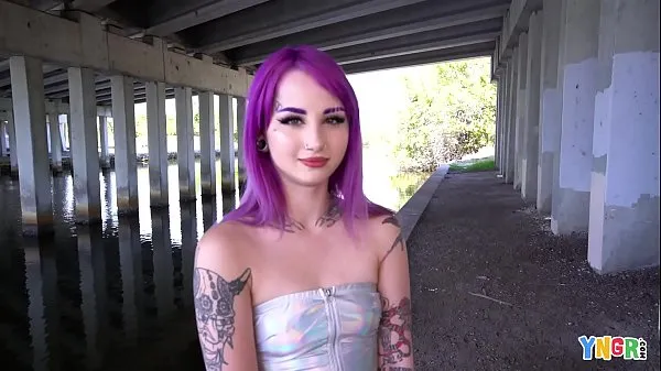 YNGR - Mujer joven punk de cabello púrpura tatuado caliente es golpeada