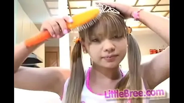 La piccola Bree si spazzola i capelli e poi ti mostra la sua piccola figa