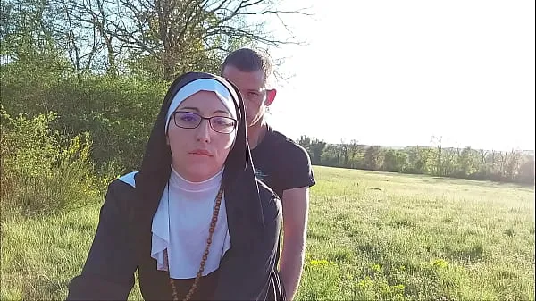 Esta freira encheu-se de porra antes de ir à igreja