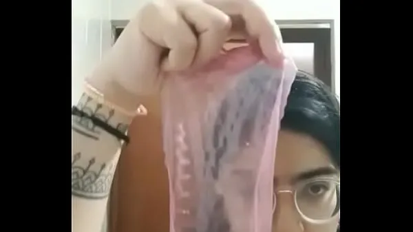 Store teaching how to make a female condom kjøreklipp