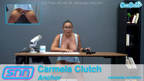 Camsoda News Network Reporter reads out news as she rides the sybian Klip pemacu besar