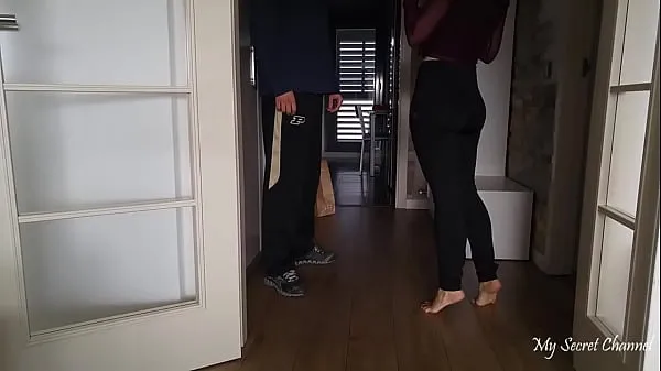 Grote Girl Paying Delivery Guy schijfclips