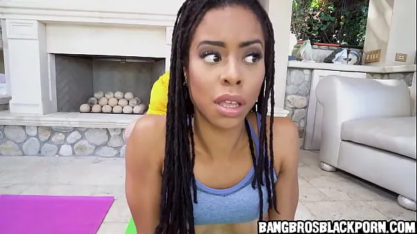 Store Ebony babe gets naughty during her yoga training drevklip