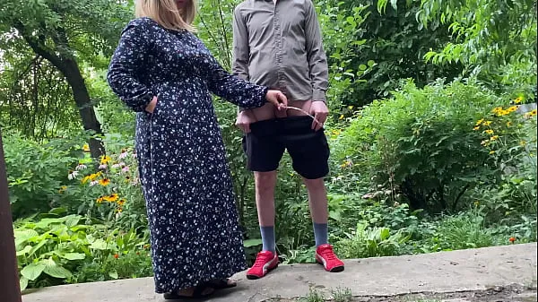 Velké Mommy MILF pissing standing up in the city park after helping her stepson piss klipy