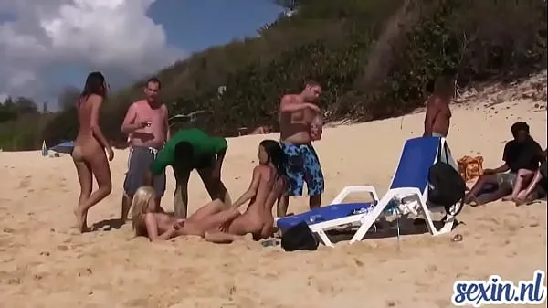 Stora horny girls play on the nudist beach enhetsklipp