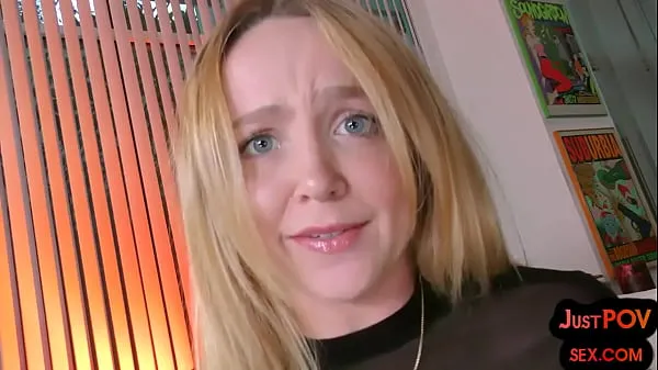 Анальная смазанная маслом молодая женщина трахается в любительском видео от первого лица, пока развратно разговаривает