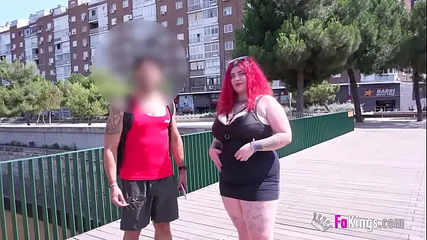 Испанская толстушка Лея Саез задает вопросы случайным парням на улице: Приз за хороший ответ - трахнуть ее